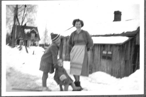 Anni, Aila ja Tapani n. 1955 Vilpeessä